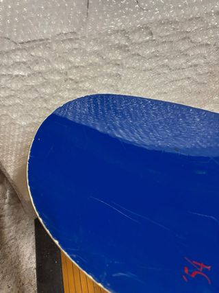 2 tavole da snowboard con attacchi