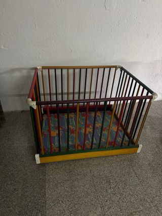 Parque infantil de madera multicolor