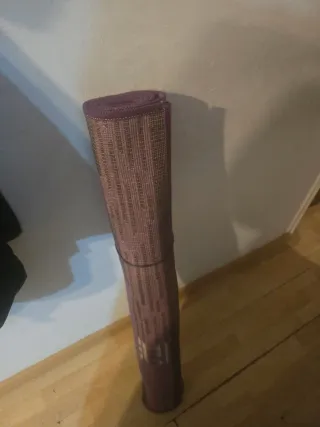 Alfombra púrpura con diseño geométrico 144x105