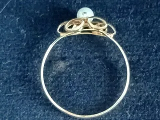 Anillo de oro con perla
