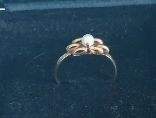 Anillo de oro con perla
