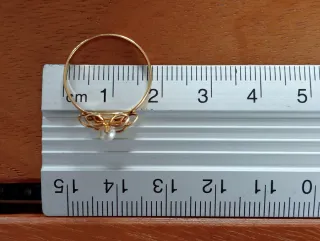 Anillo de oro con perla