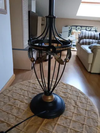 Lámpara de mesa beige y negra