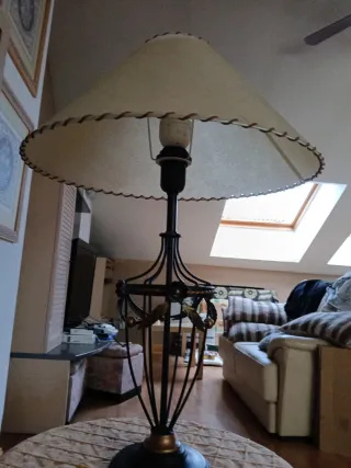 Lámpara de mesa beige y negra