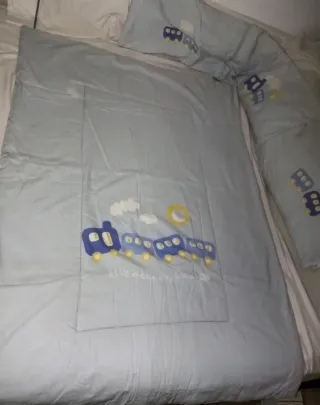 Lote cuna bebé: bolso, edredón, Chichonera, etc...