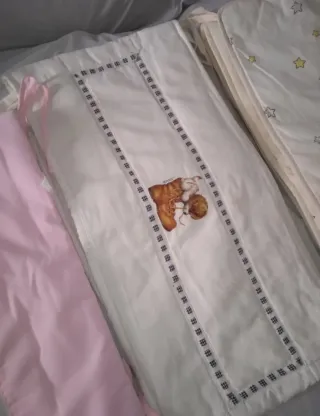 Lote cuna bebé: bolso, edredón, Chichonera, etc...