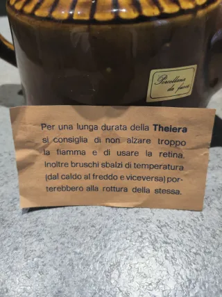 Teiera in ceramica marrone