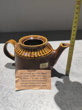 Teiera in ceramica marrone