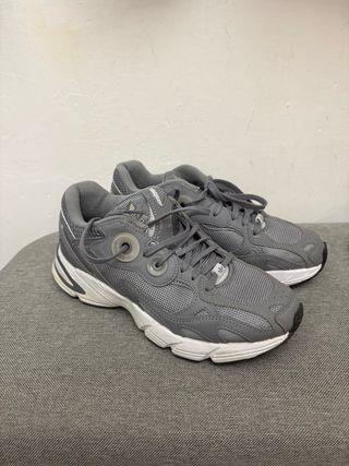 Zapatillas Adidas Grises y Blancas