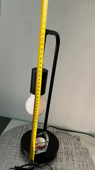 Lámpara de mesa negra y blanca