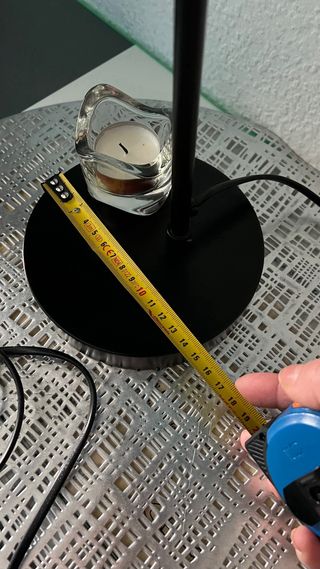 Lámpara de mesa negra y blanca