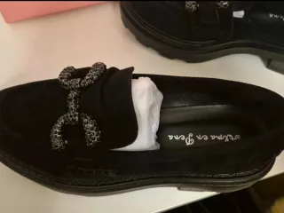 Mocasines Alma en Pena negros pedrería