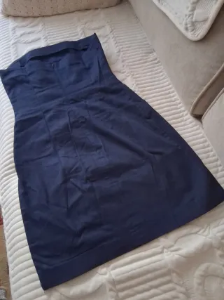 Vestido azul marino con botones dorados