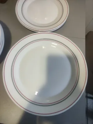 Vajilla de porcelana con borde rojo y gris