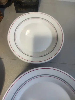 Vajilla de porcelana con borde rojo y gris
