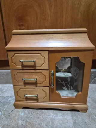 Joyero de madera con cajones y puerta