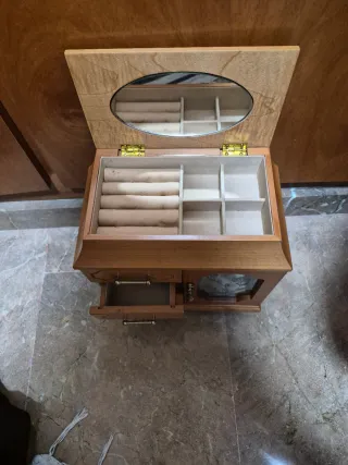 Joyero de madera con cajones y puerta