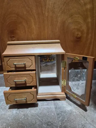 Joyero de madera con cajones y puerta