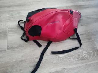 Funda depósito Ducati Monster roja y negra