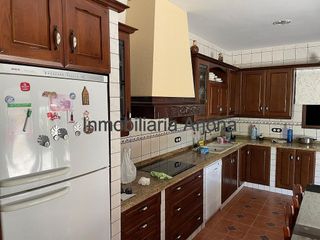 Casa adosada en alquiler en Lucena