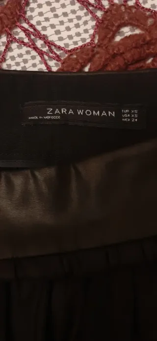 Falda midi efecto piel negra