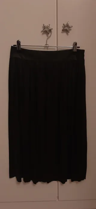 Falda midi efecto piel negra