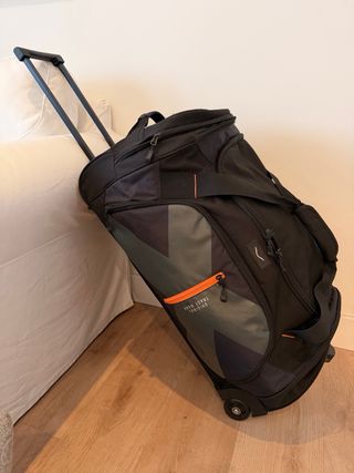 Maleta mediana con ruedas.