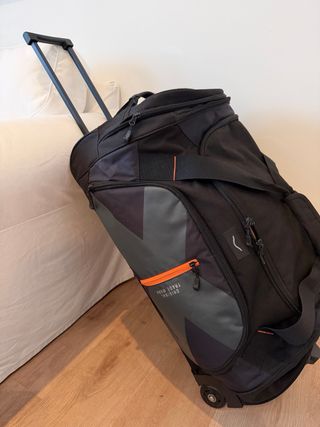 Maleta mediana con ruedas.