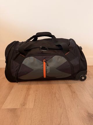 Maleta mediana con ruedas.