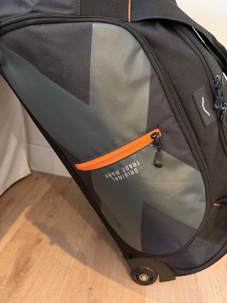 Maleta mediana con ruedas.