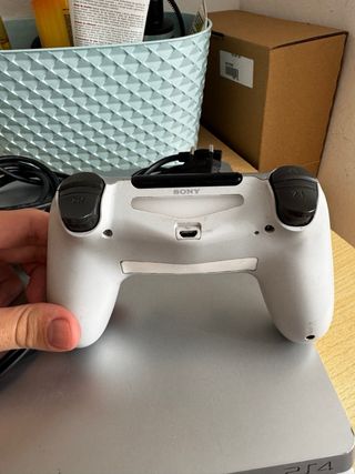 Consola PS4 Plata + Mando y Cables
