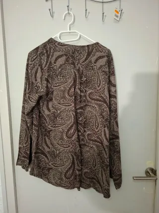 Blusa estampada con cremallera