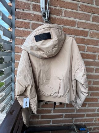 Cazadora DKNY Sport Beige. Sin estrenar.