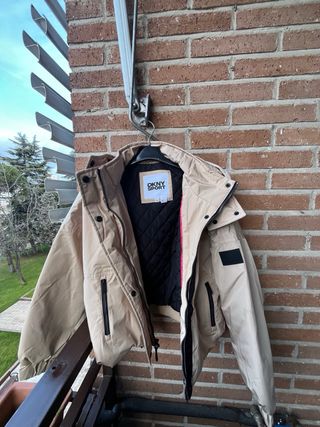 Cazadora DKNY Sport Beige. Sin estrenar.