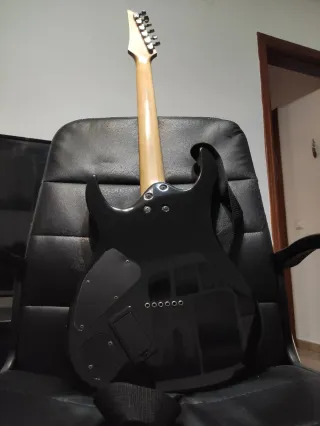 Guitarra Ibanez RGA-42 con pastillas EMG activas.