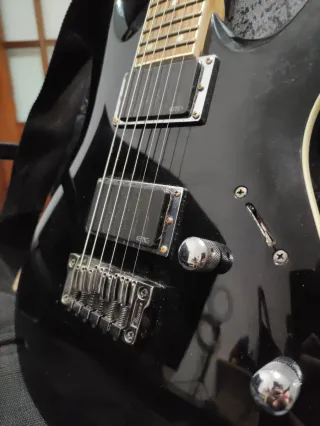 Guitarra Ibanez RGA-42 con pastillas EMG activas.