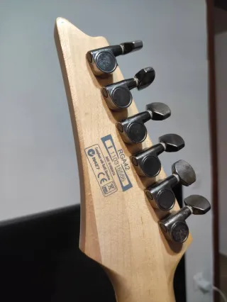 Guitarra Ibanez RGA-42 con pastillas EMG activas.