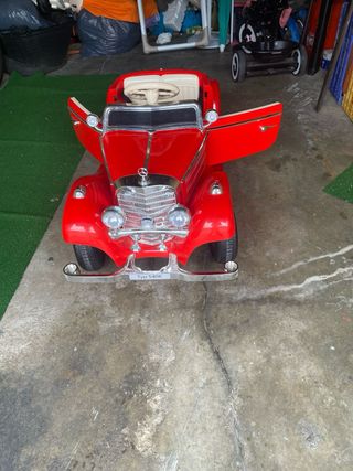 Coche eléctrico infantil rojo