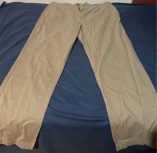 Pantalón beige hombre