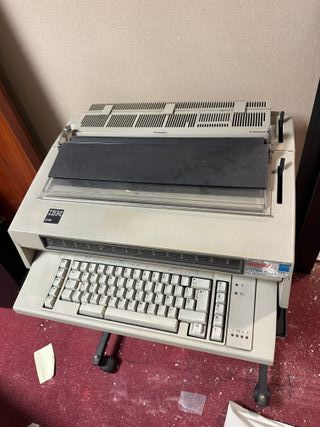 Máquina de escribir IBM Electronic 50