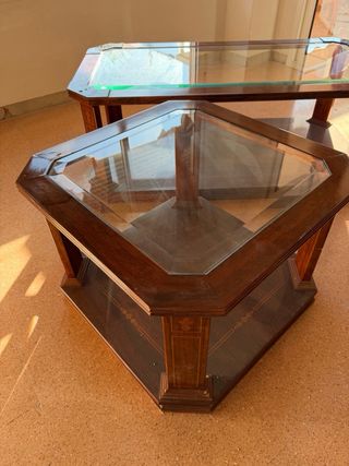 Dos Mesas de centro de madera y cristal.