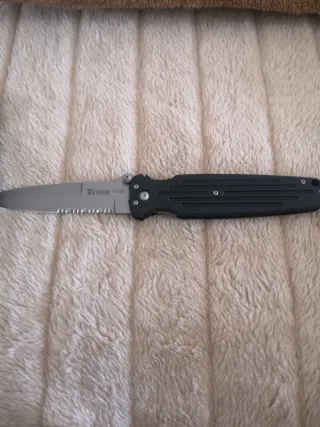 Utensilio Titan con hoja dentada