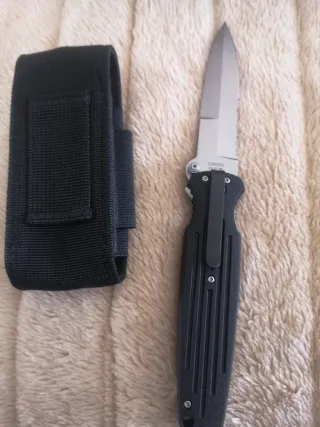 Utensilio Titan con hoja dentada