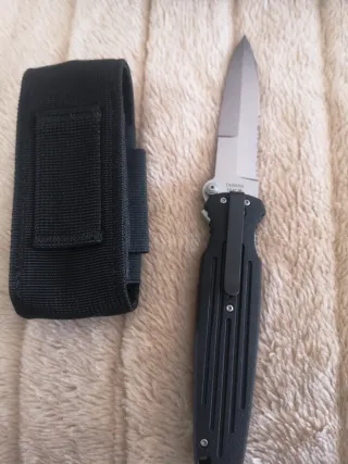 Utensilio Titan con hoja dentada