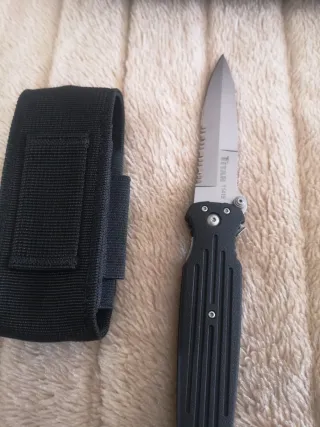 Utensilio Titan con hoja dentada