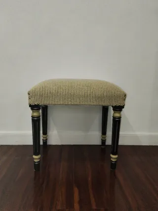 Banco tapizado beige y negro