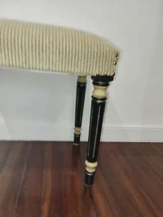 Banco tapizado beige y negro