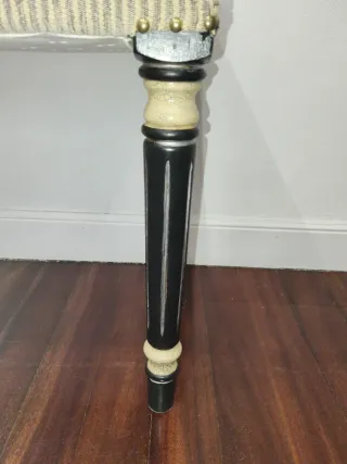 Banco tapizado beige y negro