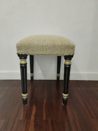 Banco tapizado beige y negro