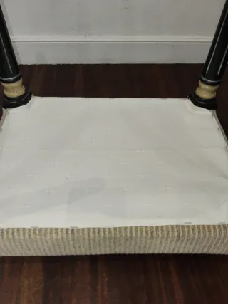 Banco tapizado beige y negro